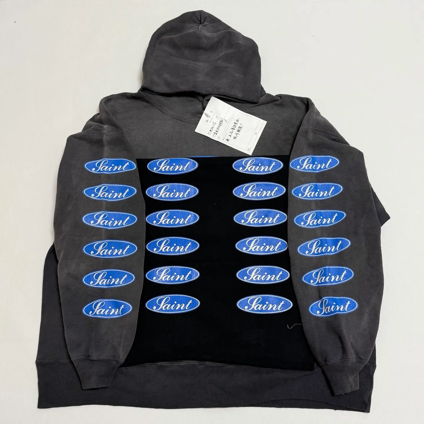 Printed panel SAINT Mxxxxxx HOODIE/LOVE AMONG/BLK blue SAINT barrage slogan hoodie, washed black S-XL, the latest version, revised many times, the version is closer to the original version, and the street flavor is stronger! Heavy washing with water-sprayed fading process for stronger distressing effect. Handmade wormhole destruction treatment. Authentic level extreme distressed crack printing. The main mark and wash mark are all correct versions.